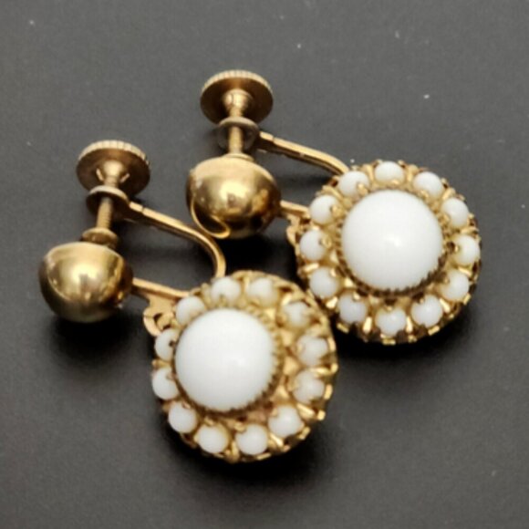 Vintage RARE Vargas Gold Filled White Confetti Flower Bead Screw On Earrings - Picture 4 of 10
